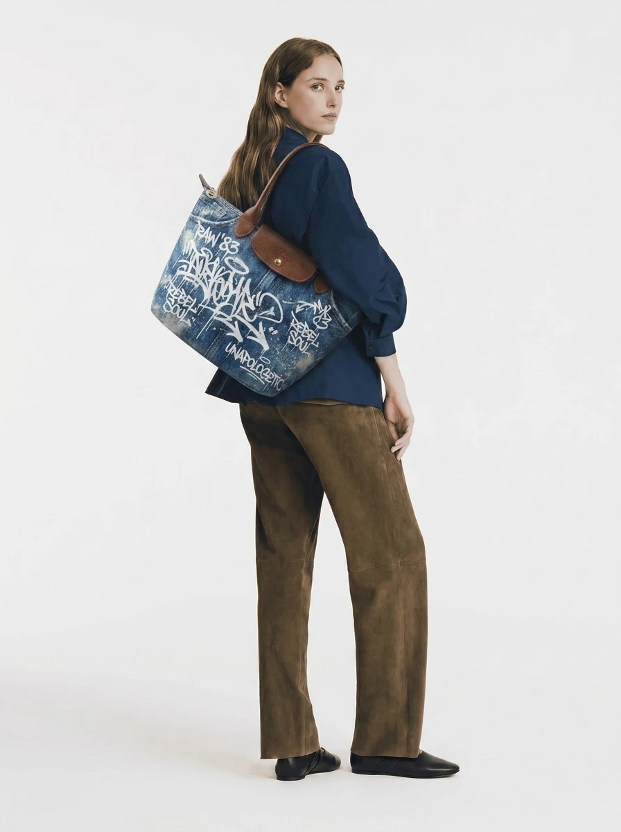 Longchamp Le Pliage Original L Tote Bag In Trompe L'oeil Denim & Bleach 4 Longchamp Le Pliage Original L Tote Bag In Trompe L'oeil Denim & Bleach - Image 2